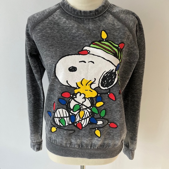 Women’s size medium gray peanuts snoopy Christmas sweatshirt pullover - Picture 1 of 8